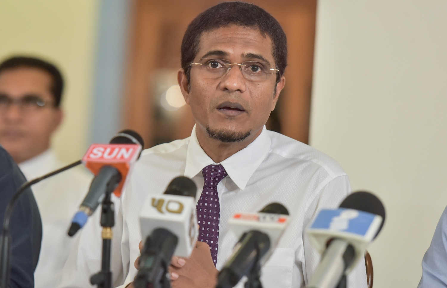 ޕީޕީއެމްގެ ބައްދަލުވުމެއްގައި ނިހާން ވާހަކަ ދައްކަވަނީ: ނިހާން ހުށަހެޅުއްވި އަބުރުގެ ބިލް އަނބުރާ ގެންގޮސް އެހެން މެމްބަރަކު ހުށަހެޅުއްވި ބިލްގައި ހުރި ކަންބޮޑުވުންތައް މާ ބޮޑު.---ފޮޓޯ: މުހައްމަދު ޝަރުހާން/މިހާރު