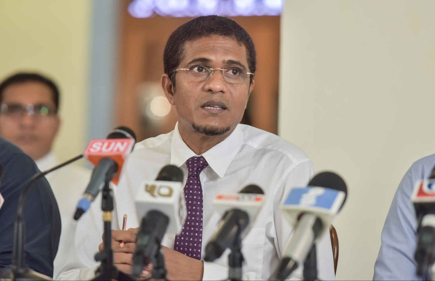 ޕީޕީއެމްގެ ޕާލަމެންޓްރީ ގުރޫޕުން މިއަދު ހަވީރު ބޭއްވި ނިއުސް ބްރީފިންގައި ނިހާން ވާހަކަ ދައްކަވަނީ.---ފޮޓޯ: މުހައްމަދު ޝަރުހާން/މިހާރު