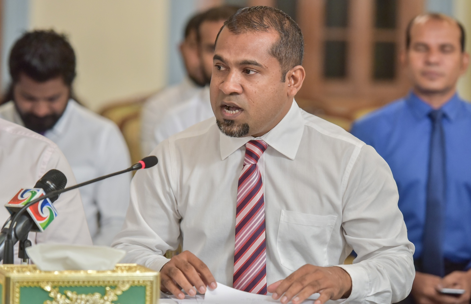 ޕީޕީއެމްގެ ޕާލަމެންޓްރީ ގުރޫޕުގެ ނިއުސް ކޮންފަރެންސެއްގައި މެމްބަރު ހަލީލް ވާހަކަ ދައްކަވަނީ: ޕާޓީގެ ކައުންސިލް އެއްފަރާތްކޮށް، ޕީޕީއެމް ހިންގަނީ އަސާސީ ގަވައިދާ ހިލާފަށް ކަމަށް ވިދާޅުވި.---ފޮޓޯ: މިހާރު