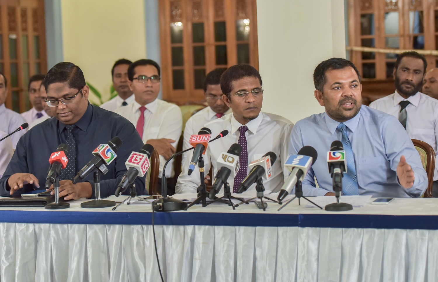 ޕީޕީއެމްގެ ކައުންސިލް މެމްބަރުން ބޭއްވި ޕްރެސް ކޮންފަރެންސެއްގައި އެ ޕާޓީގެ އިސް ބައެއް މެމްބަރުން. --ފޮޓޯ: މުހައްމަދު ޝަރުހާން/މިހާރު