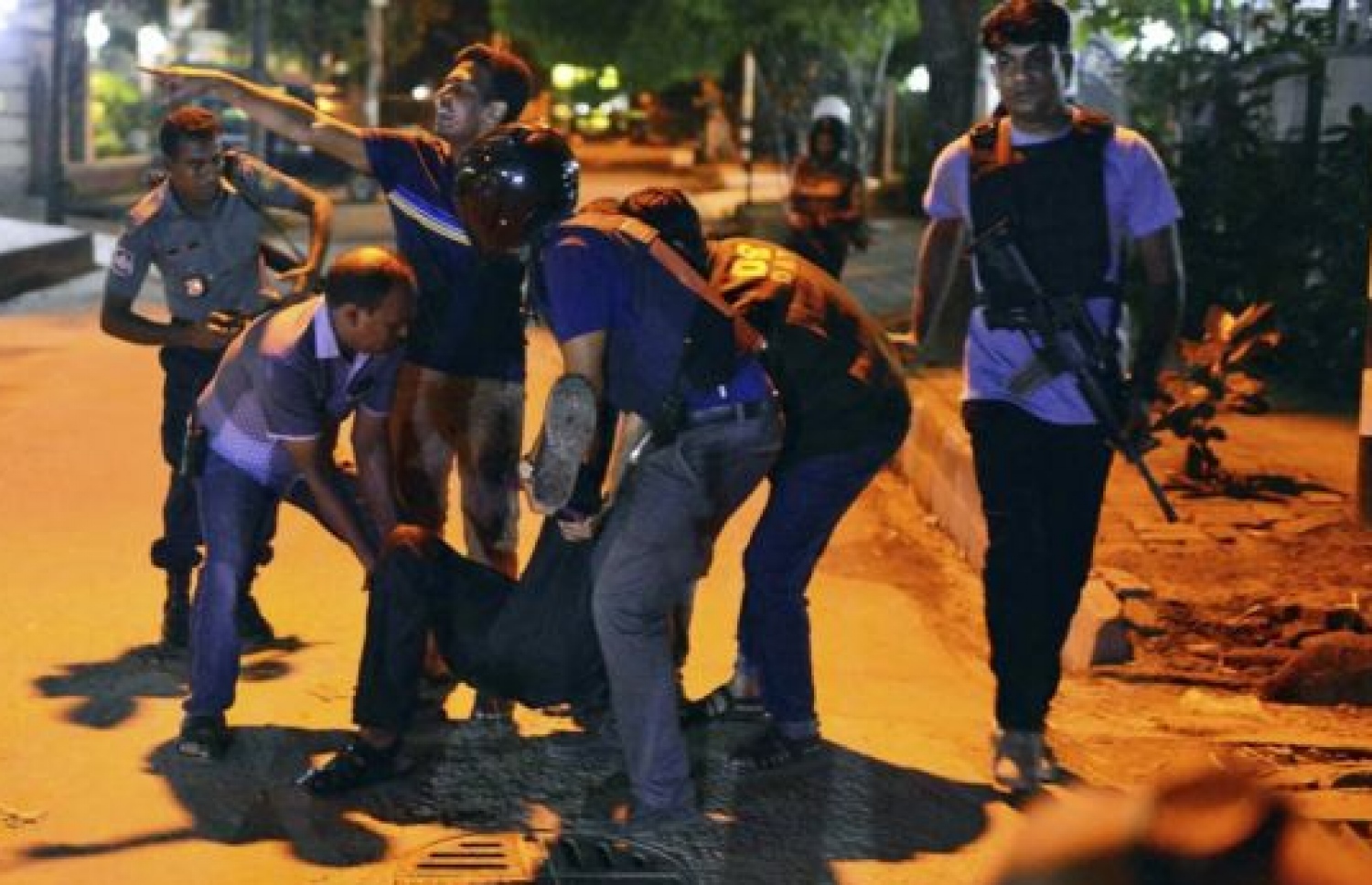 ބަޑީގެ ހަމަލާގައި ޒަޚަމްވި މީހަކަށް ފަރުވާ ދޭން ގެންދަން އާއްމުންގެ ބަޔަކު އެހީވަނީ. --ފޮޓޯ:އޭޕީ