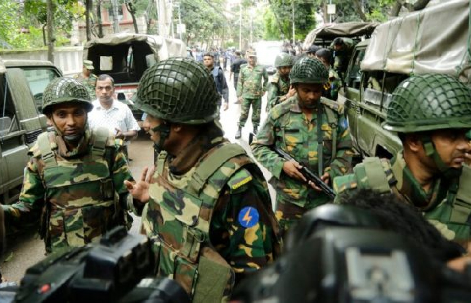 ބަންގްލަދޭޝް ސިފައިން ކެފޭ އަށް ހަމަލާ ދިނީ މީހުން ރަހީނުކުރިތާ 12 ގަޑިއިރު ފަހުން. --ފޮޓޯ:ބީބީސީ