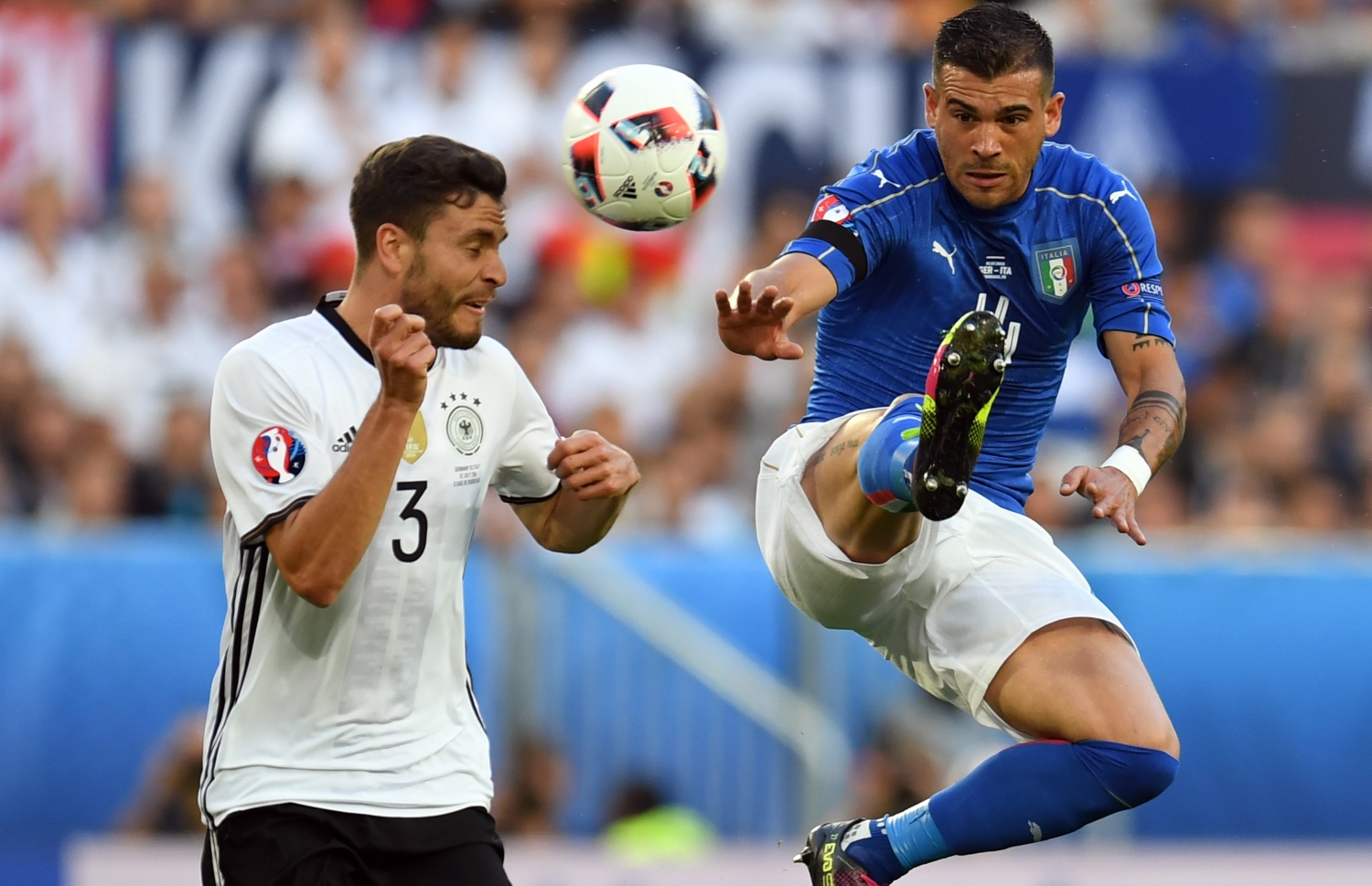 ޔޫރޯ 2016ގެ ކުއާޓާ ފައިނަލްގައި އިޓަލީ އާއި ޖަރުމަން ކުޅެނީ. ފޮޓޯ: އޭއެފްޕީ