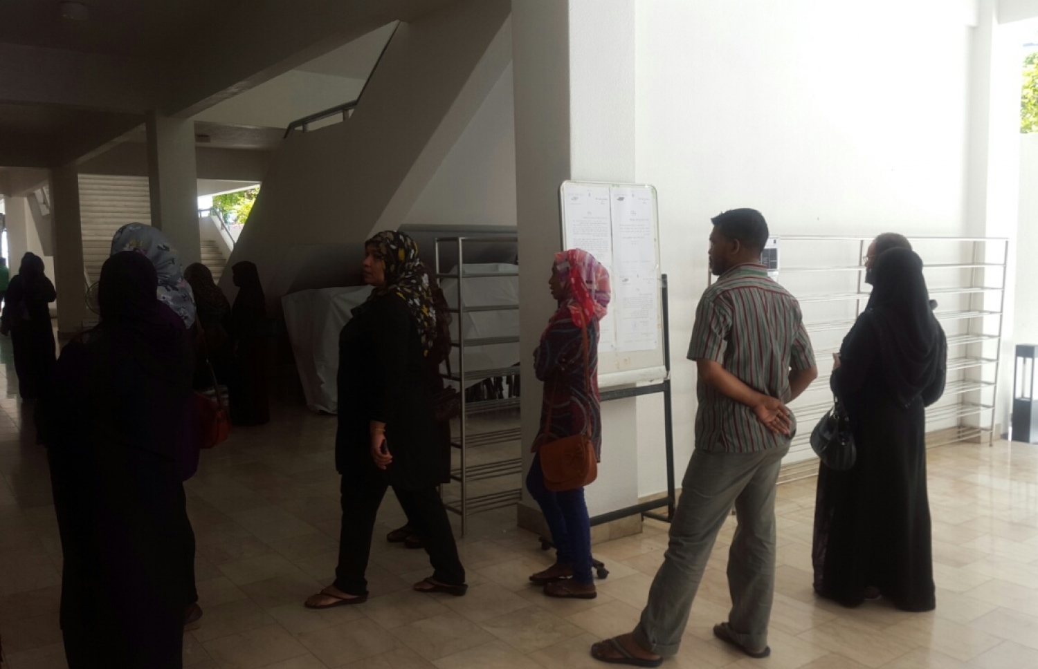 ފިތުރު ޒަކާތް ބަލައި އިސްލާމީ މަރުކަޒު ކައިރިގައި ބަޔަކު މަޑުކޮށްލައިގެން.--ފޮޓޯ:އިސްލާމީ މަރުކަޒު