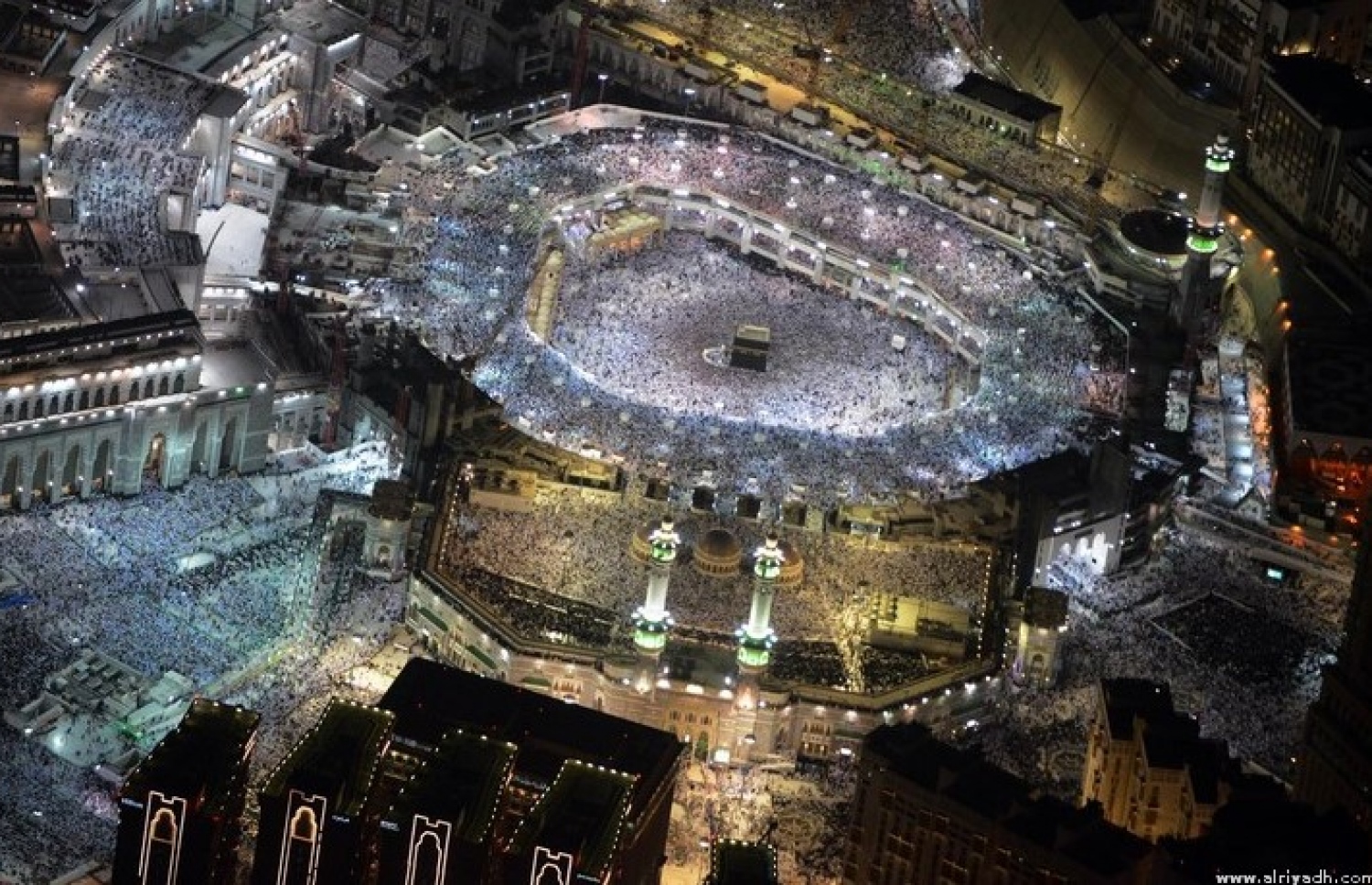 މައްކާ: ޖުލައި 1، 2016: ރަމަޟާން މަހުގެ 27 ވިލޭރޭ މައްކާގެ ހަރަމްފުޅުގައި އަޅުކަންކުރަނީ.-- ފޮޓޯ: އަލް ރިޔާލް