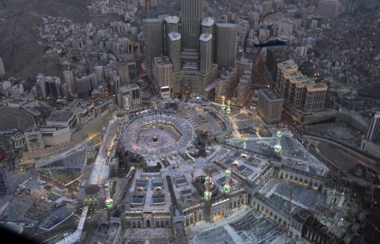 މައްކާ: ޖުލައި 1، 2016: ރަމަޟާން މަހުގެ 27 ވިލޭރޭ މައްކާގެ ހަރަމްފުޅުގައި އަޅުކަންކުރަނީ.-- ފޮޓޯ: އަލް ރިޔާލް