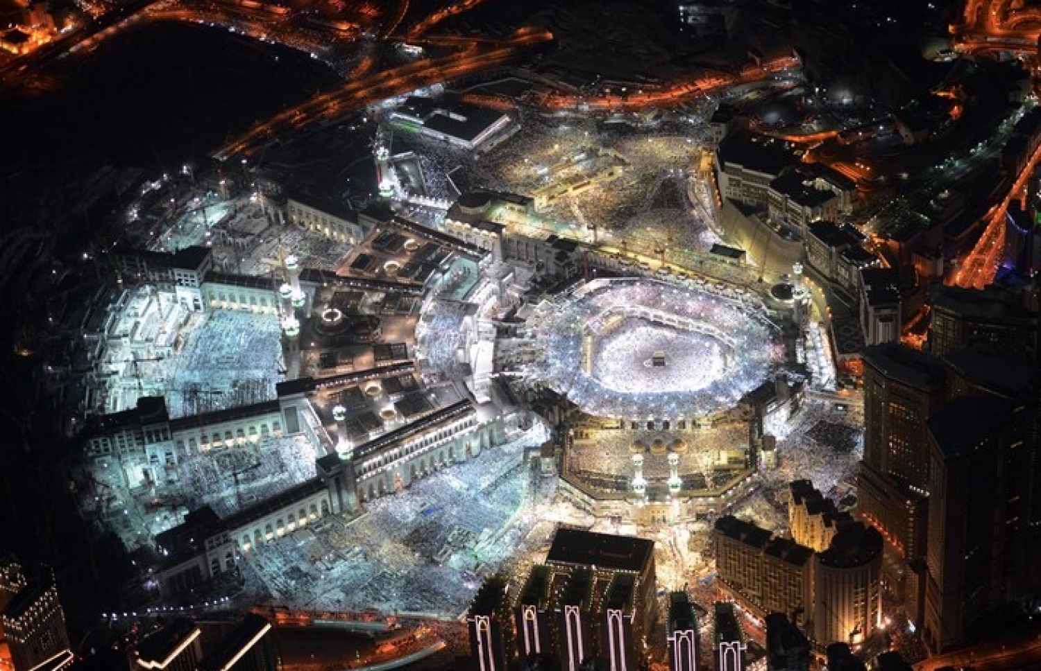 މައްކާ: ޖުލައި 1، 2016: ރަމަޟާން މަހުގެ 27 ވިލޭރޭ މައްކާގެ ހަރަމްފުޅުގައި އަޅުކަންކުރަނީ.-- ފޮޓޯ: އަލް ރިޔާލް