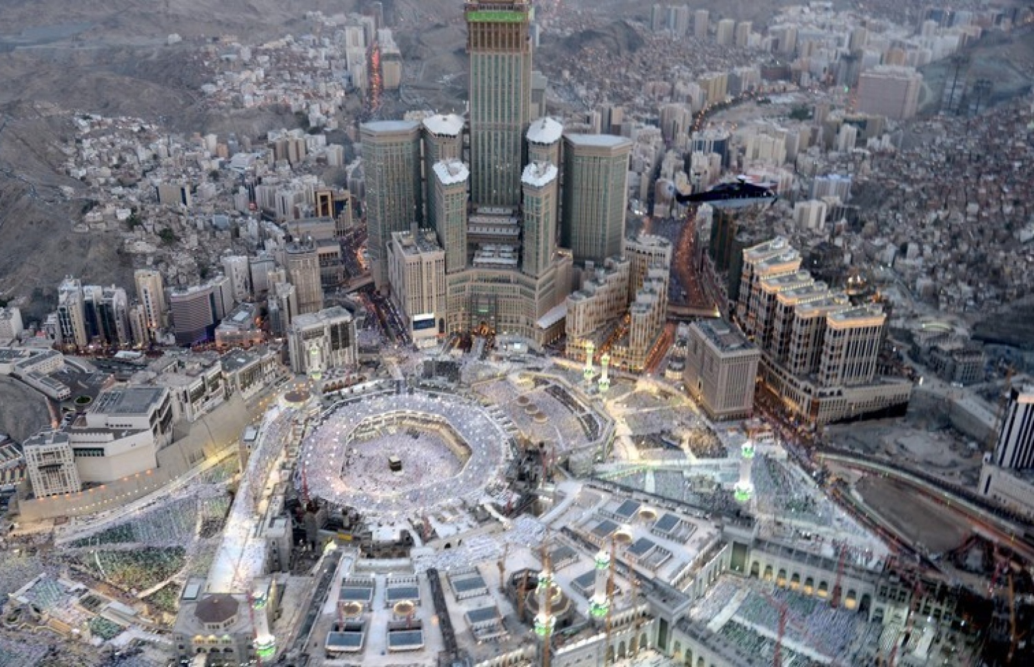 މައްކާ: ޖުލައި 1، 2016: ރަމަޟާން މަހުގެ 27 ވިލޭރޭ މައްކާގެ ހަރަމްފުޅުގައި އަޅުކަންކުރަނީ.-- ފޮޓޯ: އަލް ރިޔާލް