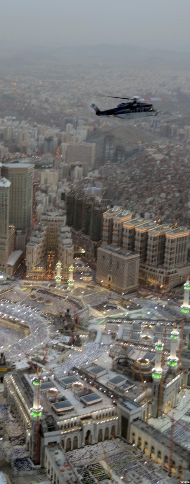 މައްކާ: ޖުލައި 1، 2016: ރަމަޟާން މަހުގެ 27 ވިލޭރޭ މައްކާގެ ހަރަމްފުޅުގައި އަޅުކަންކުރަނީ.-- ފޮޓޯ: އަލް ރިޔާލް