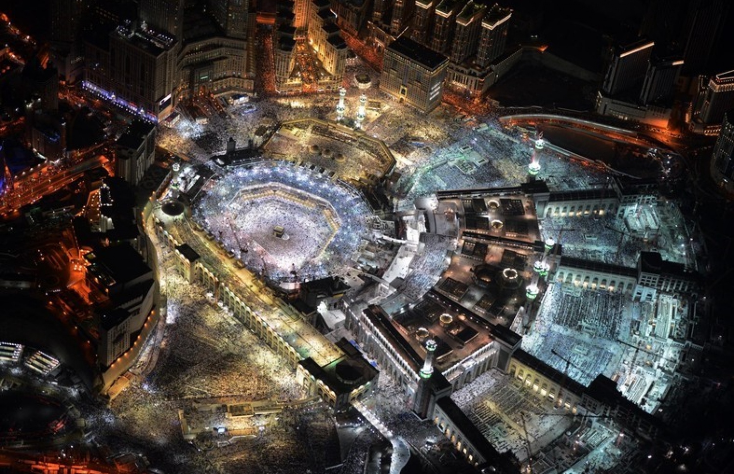 މައްކާ: ޖުލައި 1، 2016: ރަމަޟާން މަހުގެ 27 ވިލޭރޭ މައްކާގެ ހަރަމްފުޅުގައި އަޅުކަންކުރަނީ.-- ފޮޓޯ: އަލް ރިޔާލް