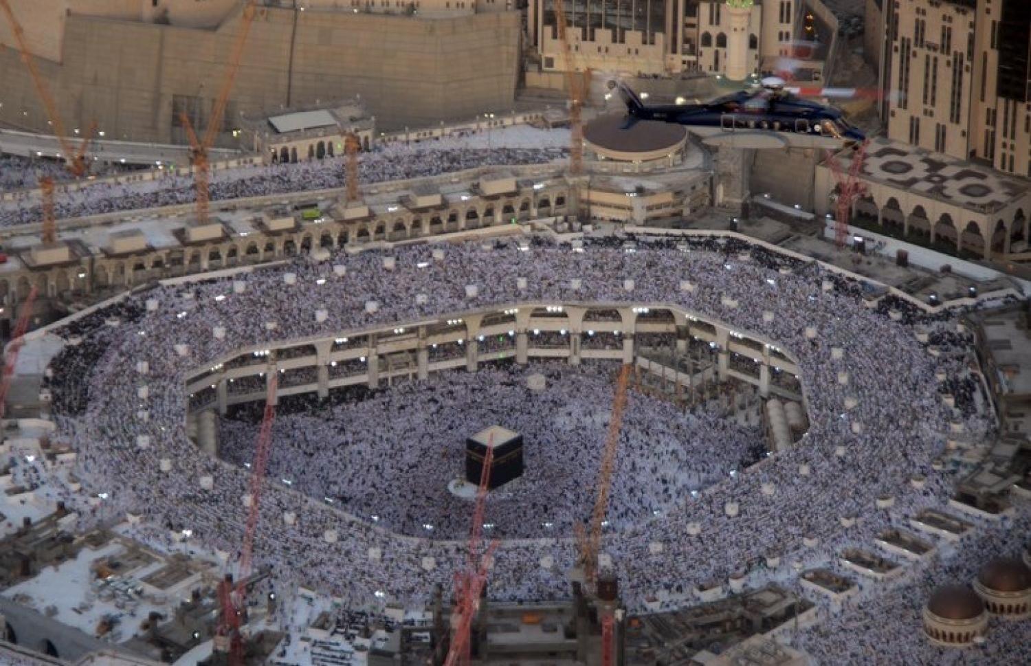 މައްކާ: ޖުލައި 1، 2016: ރަމަޟާން މަހުގެ 27 ވިލޭރޭ މައްކާގެ ހަރަމްފުޅުގައި އަޅުކަންކުރަނީ.-- ފޮޓޯ: އަލް ރިޔާލް