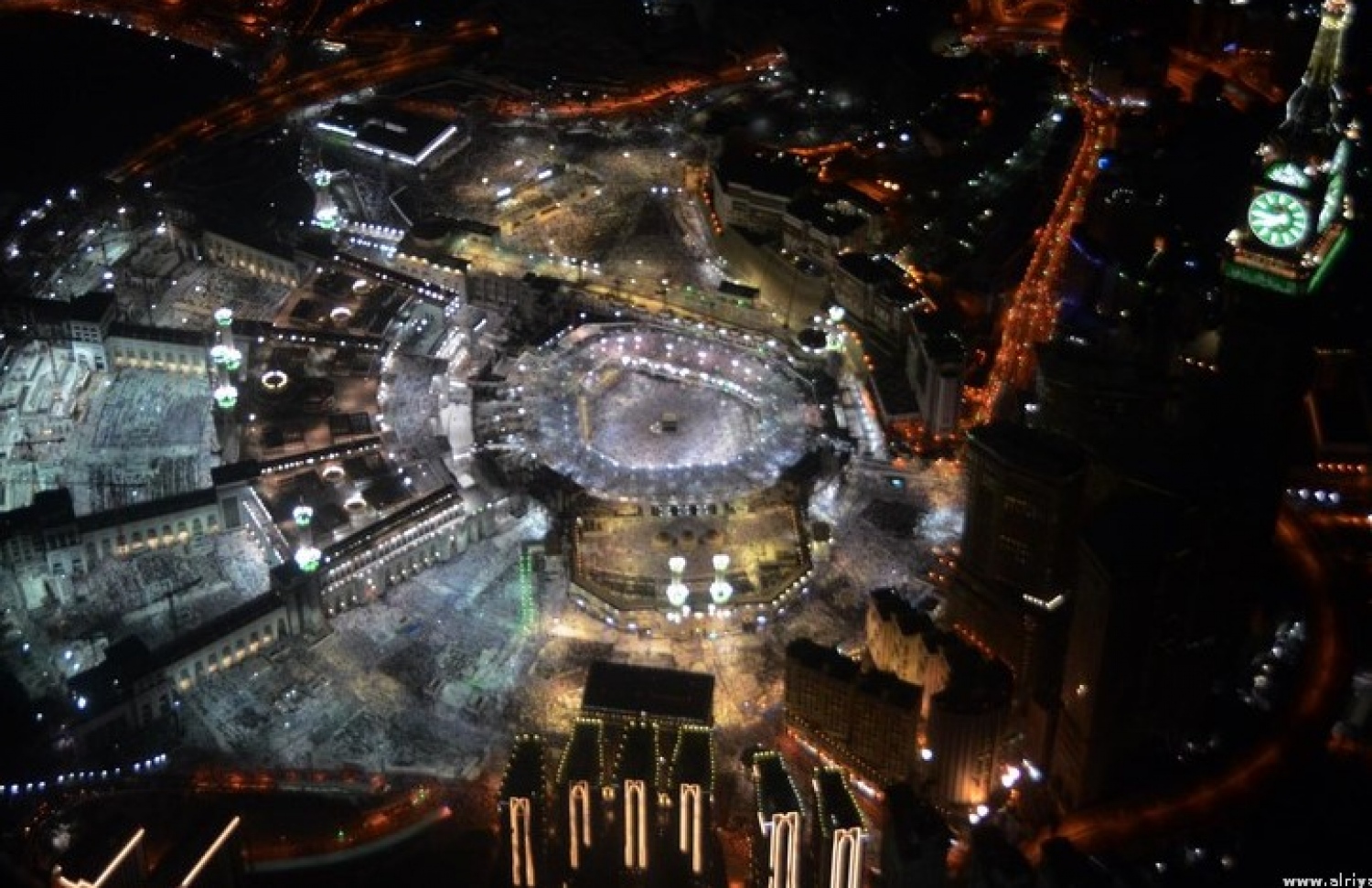 މައްކާ: ޖުލައި 1، 2016: ރަމަޟާން މަހުގެ 27 ވިލޭރޭ މައްކާގެ ހަރަމްފުޅުގައި އަޅުކަންކުރަނީ.-- ފޮޓޯ: އަލް ރިޔާލް