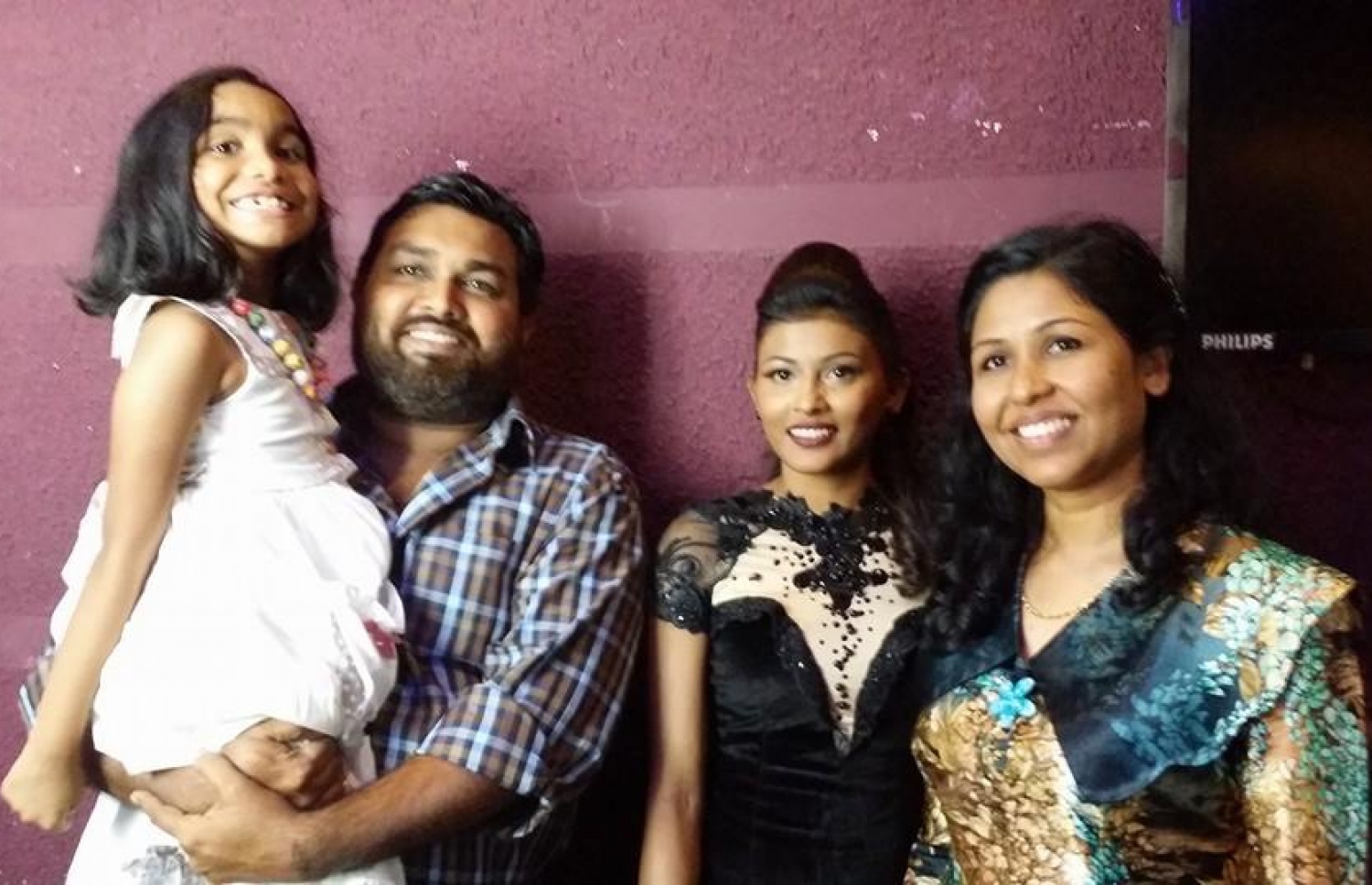 ފިރިމީހާ މޮގާ އާއި ދަރިފުޅު ކައިލީން އާއި ބަތަލާ މަޖޫއާ އެކު އައިޝަތު (ކ).