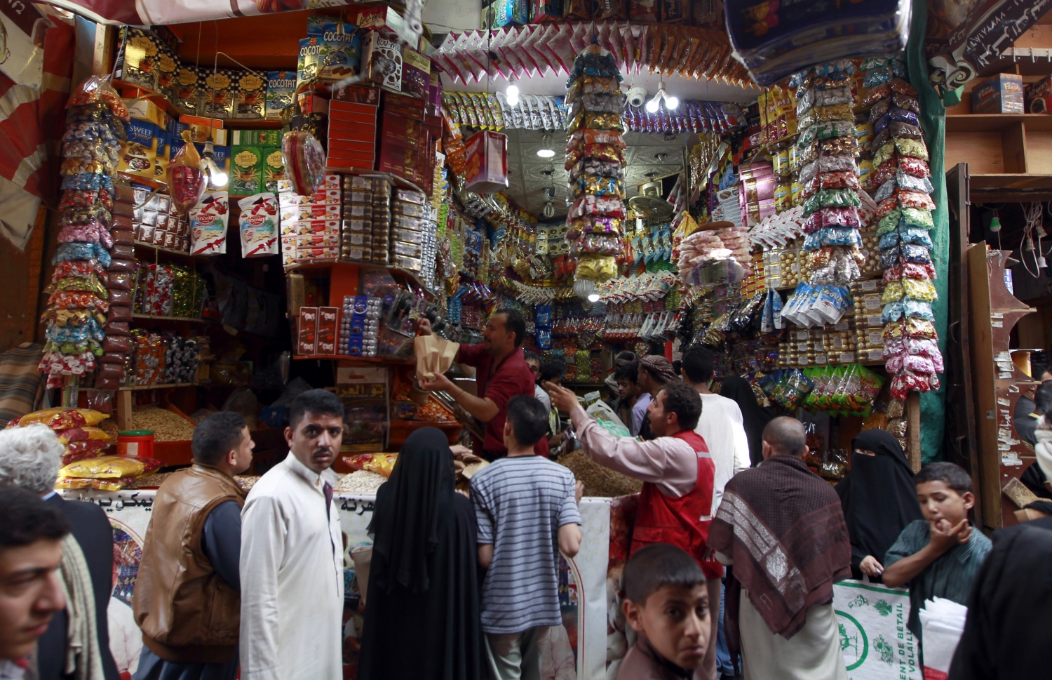 ޔަމަން: ޖުލައި 3 2016: ރަަމަޟާންމަހުގެ މާތް މައްސަރަށް ފަހު އަންނަ ފިތުރު އީދަށް ތައްޔާރުވުމުގެ ގޮތުން ބަޔަކު މާރުކޭޓުގައި އެކި ވައްތަރުގެ މެޓާ ވިއްކަނީ.-- ފޮޓޯ: އޭއެފްޕީ