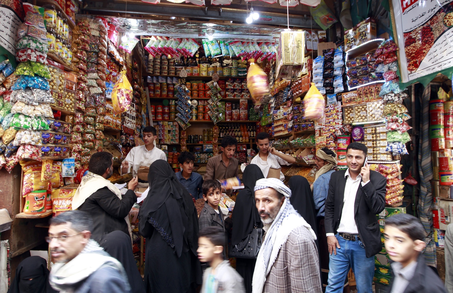 ޔަމަން: ޖުލައި 3 2016: ރަަމަޟާންމަހުގެ މާތް މައްސަރަށް ފަހު އަންނަ ފިތުރު އީދަށް ތައްޔާރުވުމުގެ ގޮތުން ބަޔަކު މާރުކޭޓުގައި އެކި ވައްތަރުގެ މެޓާ ވިއްކަނީ.-- ފޮޓޯ: އޭއެފްޕީ