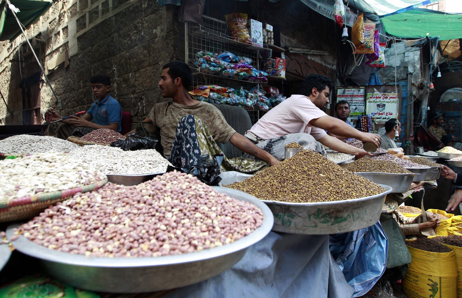 ޔަމަން: ޖުލައި 3 2016: ރަަމަޟާންމަހުގެ މާތް މައްސަރަށް ފަހު އަންނަ ފިތުރު އީދަށް ތައްޔާރުވުމުގެ ގޮތުން ބަޔަކު މާރުކޭޓުގައި އެކި ވައްތަރުގެ ބަދަން ވިއްކަނީ.-- ފޮޓޯ: އޭއެފްޕީ