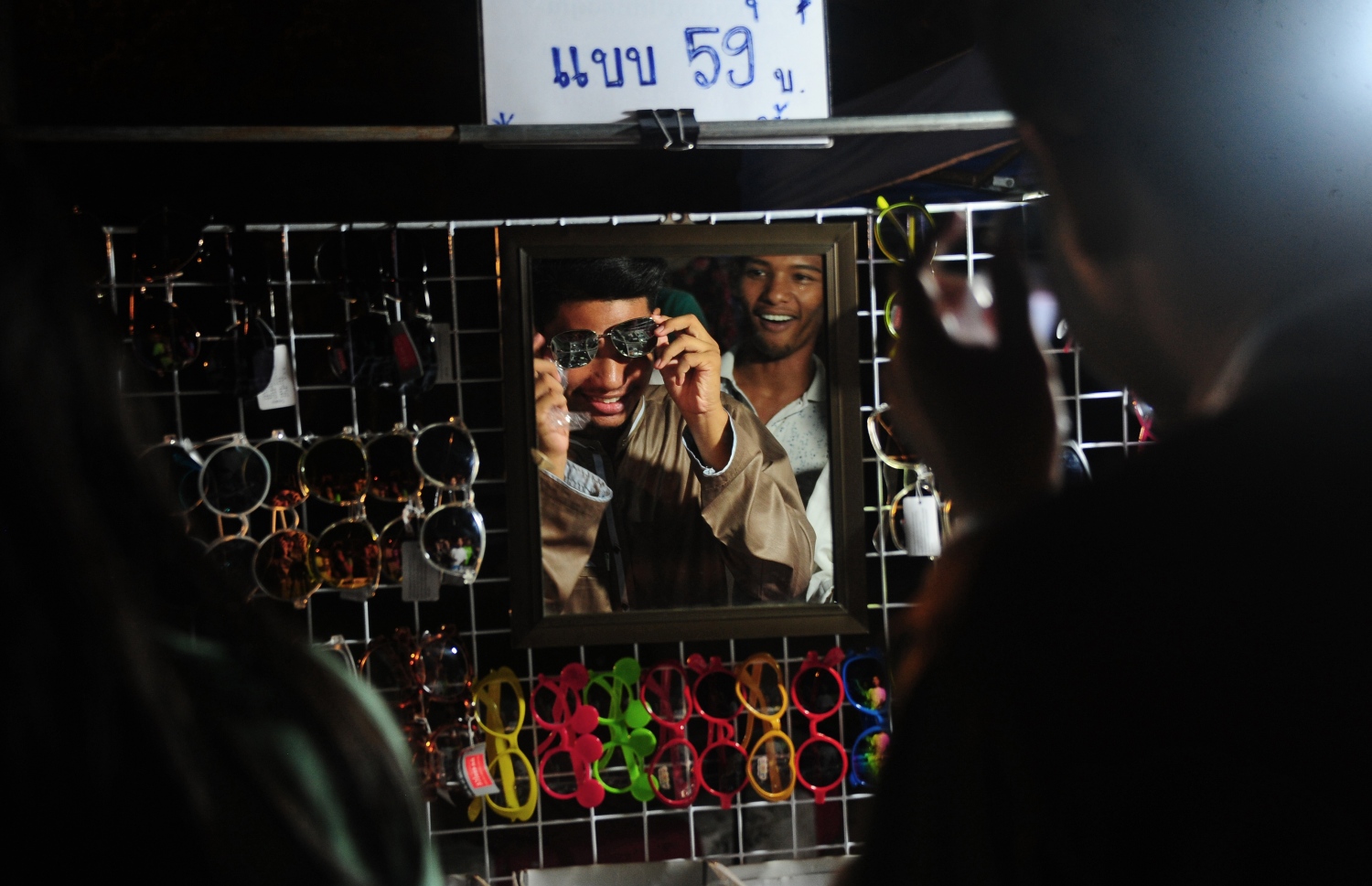 ޔަމަން: ޖުލައި 3 2016: ރަަމަޟާންމަހުގެ މާތް މައްސަރަށް ފަހު އަންނަ ފިތުރު އީދަށް ތައްޔާރުވުމުގެ ގޮތުން ތައިލޭންޑް ފިރިހެނުންތަކެއް އައިނު ގަތުމަށް މާރުކޭޓުގައި.-- ފޮޓޯ: އޭއެފްޕީ