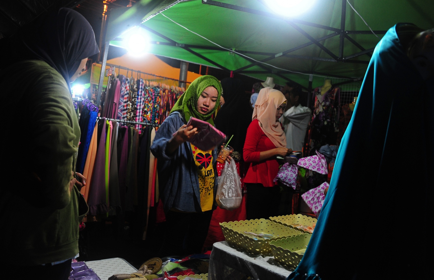 ތައިލޭންޑް: ޖުލައި 3 2016: ރަަމަޟާންމަހުގެ މާތް މައްސަރަށް ފަހު އަންނަ ފިތުރު އީދަށް ތައްޔާރުވުމުގެ ގޮތުން ތައިލޭންޑް އަންހެނުންތަކެއް އީދު ހެދުން ގަތުމަށް މާރުކޭޓުގައި.-- ފޮޓޯ: އޭއެފްޕީ