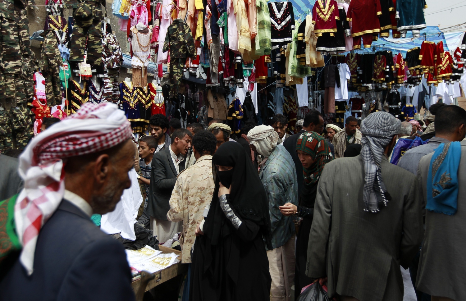 ޔަމަން: ޖުލައި 3 2016: ރަަމަޟާންމަހުގެ މާތް މައްސަރަށް ފަހު އަންނަ ފިތުރު އީދަށް ތައްޔާރުވުމުގެ ގޮތުން ބަޔަކު މާރުކޭޓުގައި ހެދުން ގަންނަނީ.-- ފޮޓޯ: އޭއެފްޕީ