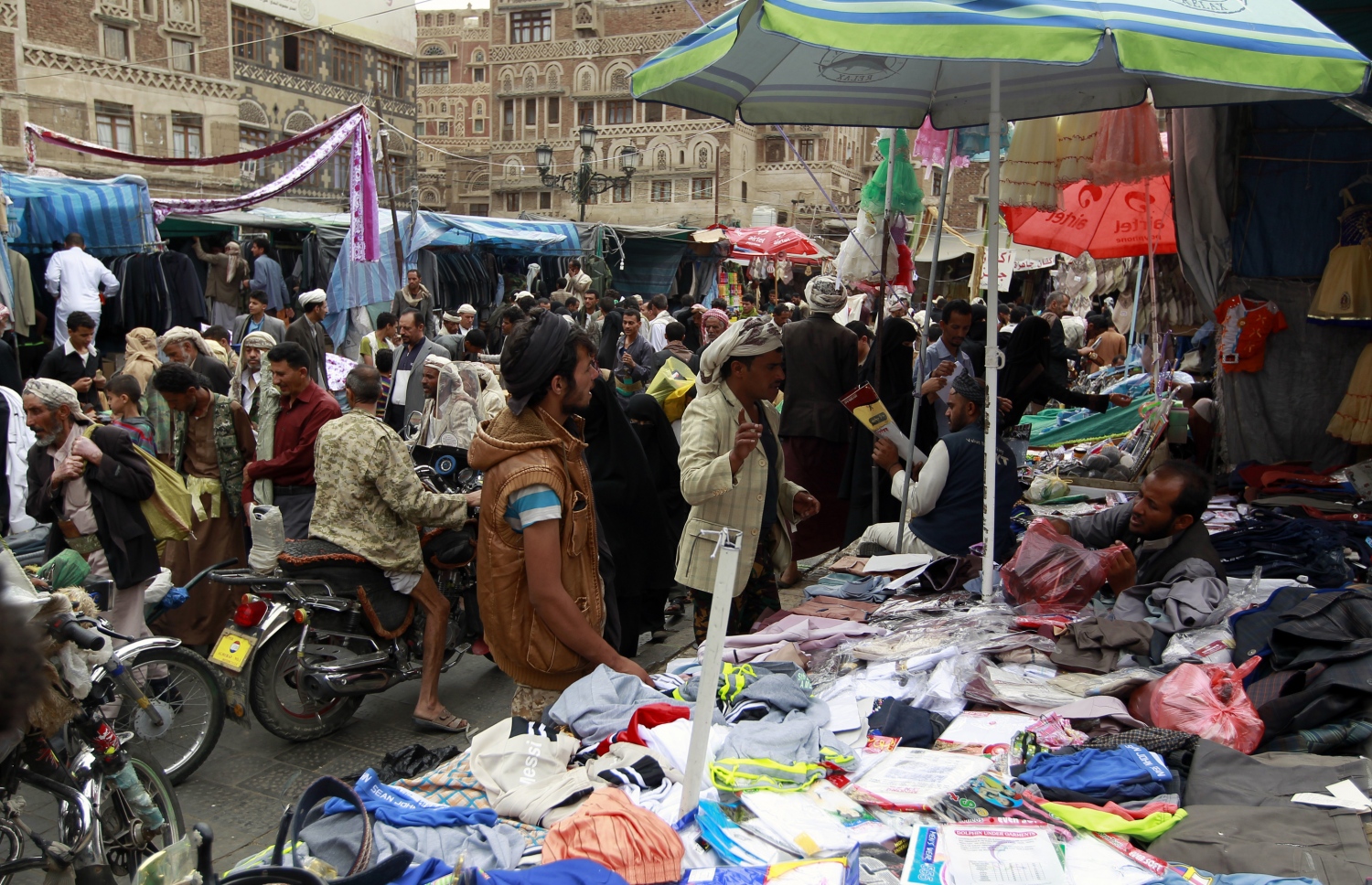 ޔަމަން: ޖުލައި 3 2016: ރަަމަޟާންމަހުގެ މާތް މައްސަރަށް ފަހު އަންނަ ފިތުރު އީދަށް ތައްޔާރުވުމުގެ ގޮތުން ބަޔަކު މާރުކޭޓުގައި ހެދުން ގަންނަނީ.-- ފޮޓޯ: އޭއެފްޕީ