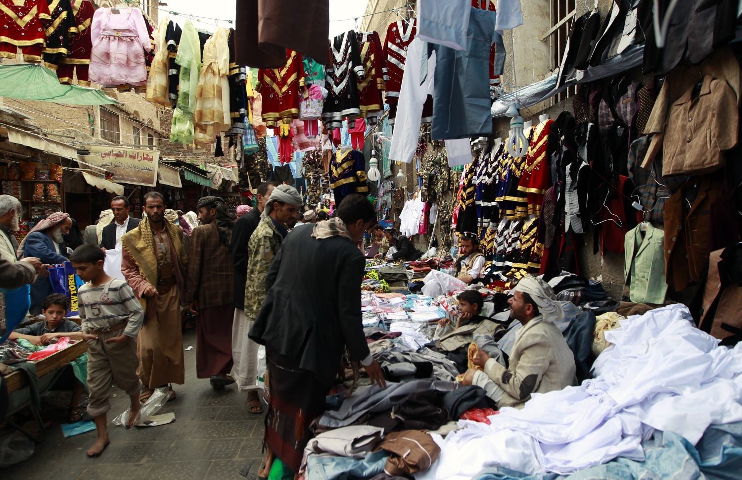 ޔަމަން: ޖުލައި 3 2016: ރަަމަޟާންމަހުގެ މާތް މައްސަރަށް ފަހު އަންނަ ފިތުރު އީދަށް ތައްޔާރުވުމުގެ ގޮތުން ބަޔަކު މާރުކޭޓުގައި ހެދުން ގަންނަނީ.-- ފޮޓޯ: އޭއެފްޕީ