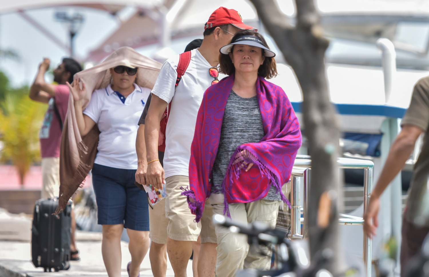 ރާއްޖެއައި ޓޫރިސްޓުންތަކެއް މަގުމަތީގައި ހިނގާފައި ދަނީ: ބައެއް މުހިއްމު މާކެޓުތައް ވަނީ ރަނގަޅުވާން ފަށާފައި.-- ފައިލް ފޮޓޯ: މިހާރު