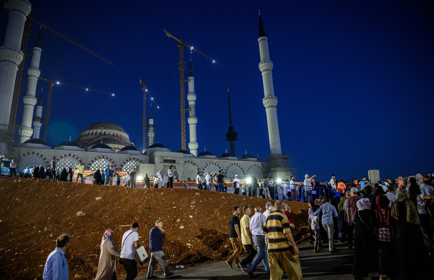 ތުރުކީގައި އަލަށް ހުޅުވި ކެމްލިކާ މިސްކިތް ބޭރުން ފެންނަ ގޮތް. --ފޮޓޯ:އޭއެފްޕީ