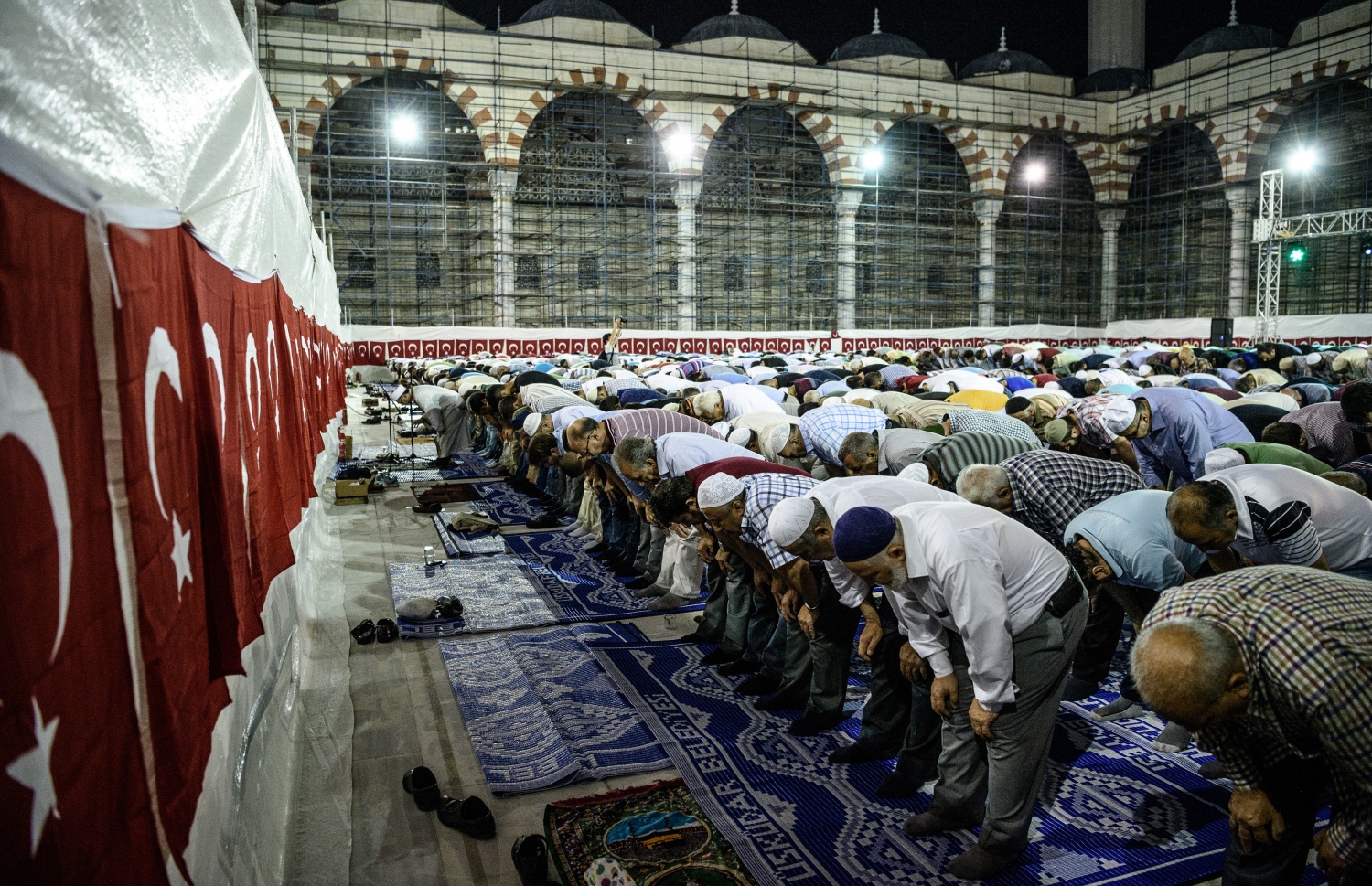 ތުރުކީގައި އަލަށް ހުޅުވި ކެމްލިކާ މިސްކިތުގައި ބަޔަކު ނަމާދު ކުރަނީ. --ފޮޓޯ:އޭއެފްޕީ