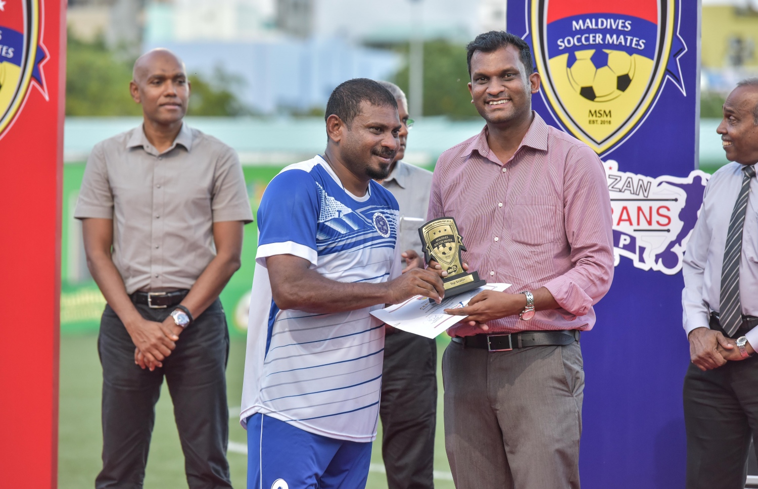 މުބާރާތުގެ މޮޅު ކުޅުންތެރިއާގެ މަގާމު ހޯދި ނިއުގެ އައްޔަ (ވ)އާ އެވޯޑް ހަވާލުކުރަނީ.-- ފޮޓޯ: ނިޝާން އަލީ/ މިހާރު