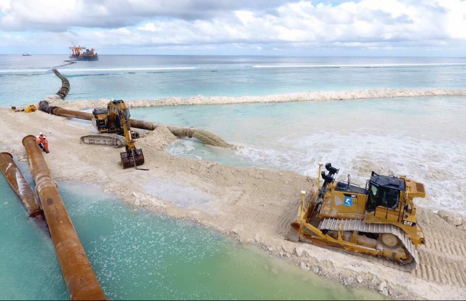 ހިންމަފުށި ބިން ހިއްކުމުގެ މަސައްކަތް ކުރަނީ.-- ފޮޓޯ: ހައުސިން މިނިސްޓްރީ