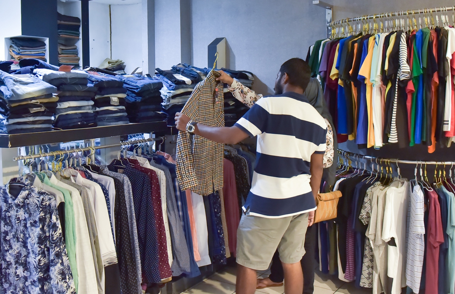 މާލެ، ޖުލައި 5 2016: ރޯދަ މަހަށް ފަހު އަންނަ ފިތުރު އީދަށް ތައްޔާރުވުމުގެ ގޮތުން ޖުލައި 5، 2016 ވަނަ ދުވަހުގެ ރޭ ބަޔަކު މާލޭގެ ފިހާރައަކުން ވިޔަފާރި ކުރަނީ: ކޮންމެ އީދަކާ ދިމާކޮށް ވެސް އަންނައުނު ވިއްކާ ފިހާރަތަކަށް ބާރު ބޮޑުވޭ.-- ފޮޓޯ: މުހައްމަދު ޝަރުހާން/ މިހާރު