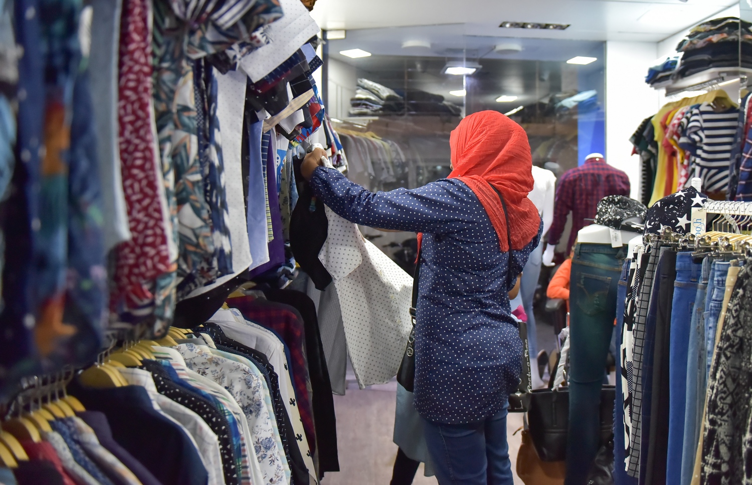 މާލެ، ޖުލައި 5 2016: ރޯދަ މަހަށް ފަހު އަންނަ ފިތުރު އީދަށް ތައްޔާރުވުމުގެ ގޮތުން ޖުލައި 5، 2016 ވަނަ ދުވަހުގެ ރޭ ބަޔަކު މާލޭގެ ފިހާރައަކުން ވިޔަފާރި ކުރަނީ: ކޮންމެ އީދަކާ ދިމާކޮށް ވެސް އަންނައުނު ވިއްކާ ފިހާރަތަކަށް ބާރު ބޮޑުވޭ.-- ފޮޓޯ: މުހައްމަދު ޝަރުހާން/ މިހާރު