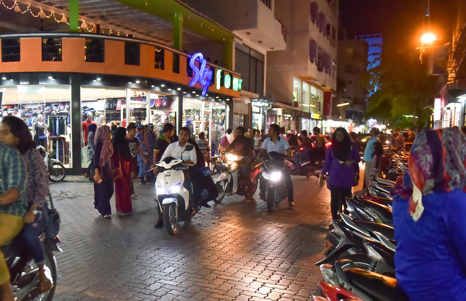 މާލެ، ޖުލައި 5 2016: ރަަމަޟާންމަހުގެ މާތް މައްސަރަށް ފަހު އަންނަ ފިތުރު އީދަށް ތައްޔާރުވުމުގެ ގޮތުން ބަޔަކު މާލެ ފިހާރަ ތަކުން ވިޔަފާރި ކުރަނީ. --ފޮޓޯ/މުހައްމަދު ޝަރުހާން/މިހާރު