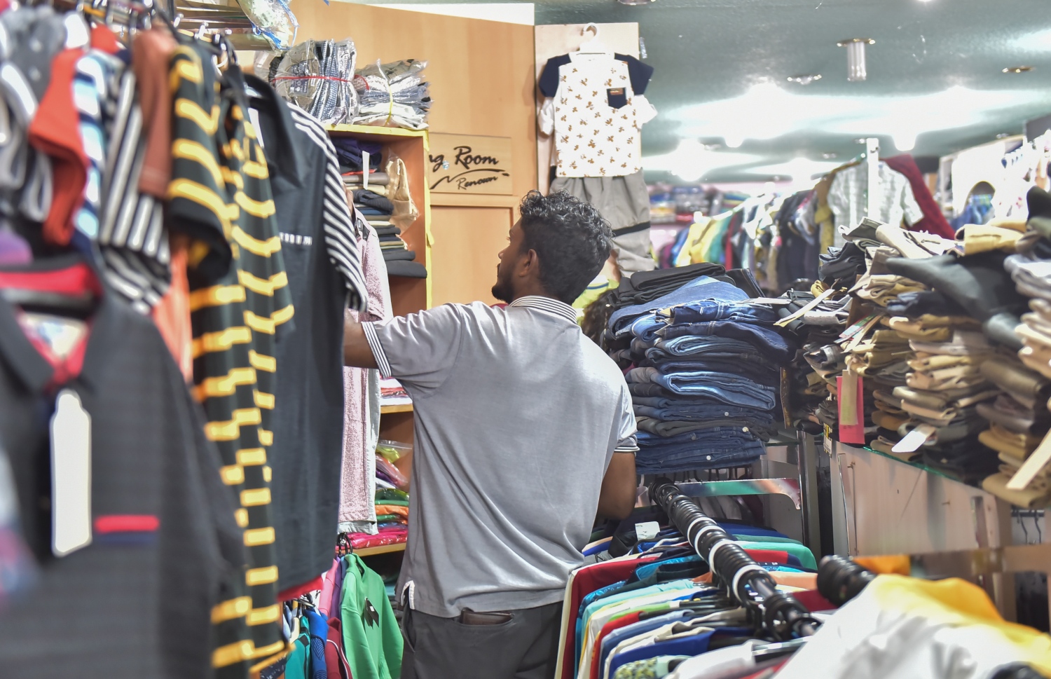 މާލެ، ޖުލައި 5 2016: ރޯދަ މަހަށް ފަހު އަންނަ ފިތުރު އީދަށް ތައްޔާރުވުމުގެ ގޮތުން ޖުލައި 5، 2016 ވަނަ ދުވަހުގެ ރޭ ބަޔަކު މާލޭގެ ފިހާރައަކުން ވިޔަފާރި ކުރަނީ: ކޮންމެ އީދަކާ ދިމާކޮށް ވެސް އަންނައުނު ވިއްކާ ފިހާރަތަކަށް ބާރު ބޮޑުވޭ.-- ފޮޓޯ: މުހައްމަދު ޝަރުހާން/ މިހާރު