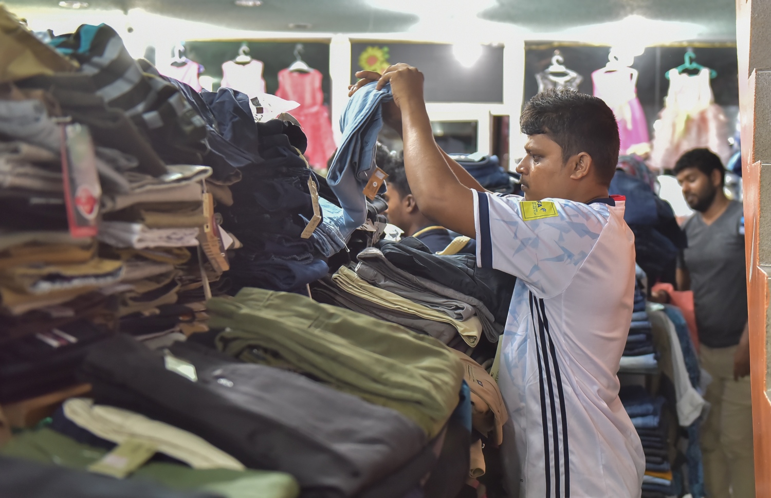 މާލެ، ޖުލައި 5 2016: ރޯދަ މަހަށް ފަހު އަންނަ ފިތުރު އީދަށް ތައްޔާރުވުމުގެ ގޮތުން ޖުލައި 5، 2016 ވަނަ ދުވަހުގެ ރޭ ބަޔަކު މާލޭގެ ފިހާރައަކުން ވިޔަފާރި ކުރަނީ: ކޮންމެ އީދަކާ ދިމާކޮށް ވެސް އަންނައުނު ވިއްކާ ފިހާރަތަކަށް ބާރު ބޮޑުވޭ.-- ފޮޓޯ: މުހައްމަދު ޝަރުހާން/ މިހާރު