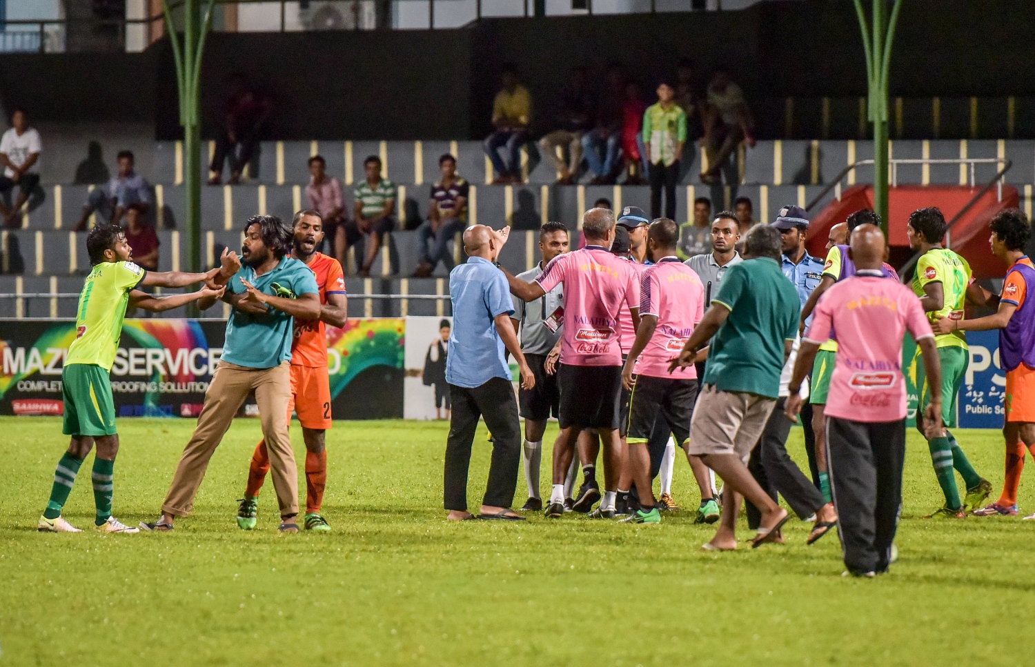 މެޗަށް ފަހު މާޒިޔާގެ ކުޅުންތެރިންނާއި އޮފިޝަލުން ދަނޑުމަތީގައި ހިތްހަމަ ނުޖެހުން ފާޅުކުރަނީ.-- ފޮޓޯ: ނިޝާން އަލީ/ މިހާރު