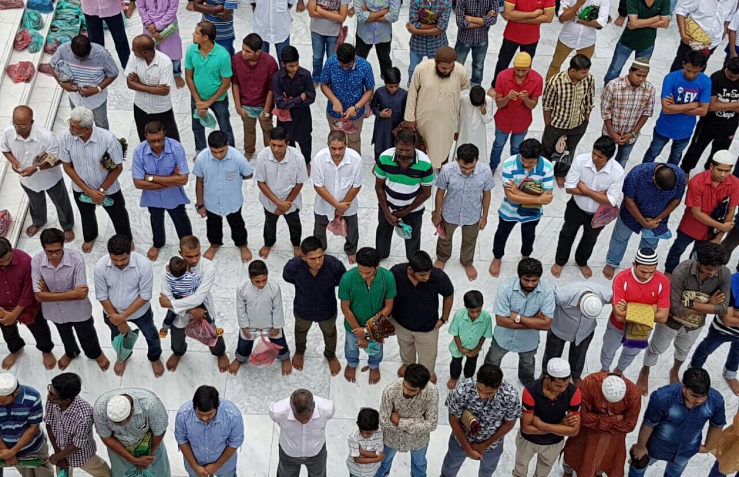 މިއަދުގެ އީދު ނަމާދަށް ފަހު އިސްލާމީ މަރުކަޒުގައި ރައީސް ޔާމީން އީދު ސަލާމް ކުރައްވަނީ.-- ފޮޓޯ: މުހައްމަދު ޝަރުހާން/ މިހާރު