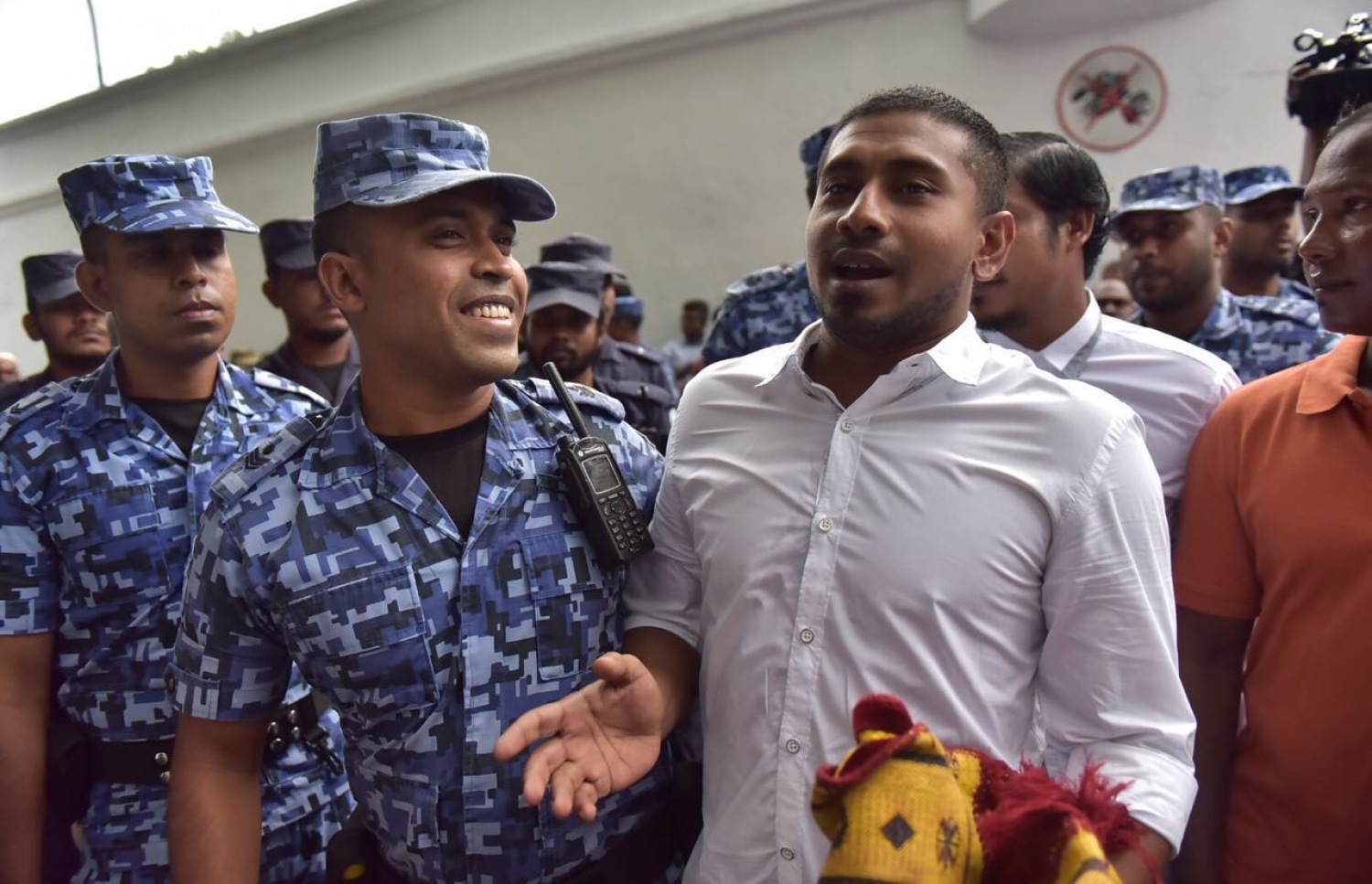 މިއަދުގެ އީދު ނަމާދަށް ފަހު އިސްލާމީ މަރުކަޒު ސަރަހައްދުގައި ސަރުކާރާ ދެކޮޅަށް ދުއާ ކުރަން އުޅުމުން ފުލުހުން ހުރަސް އަޅަނީ.-- ފޮޓޯ: މުހައްމަދު ޝަރުހާން/ މިހާރު