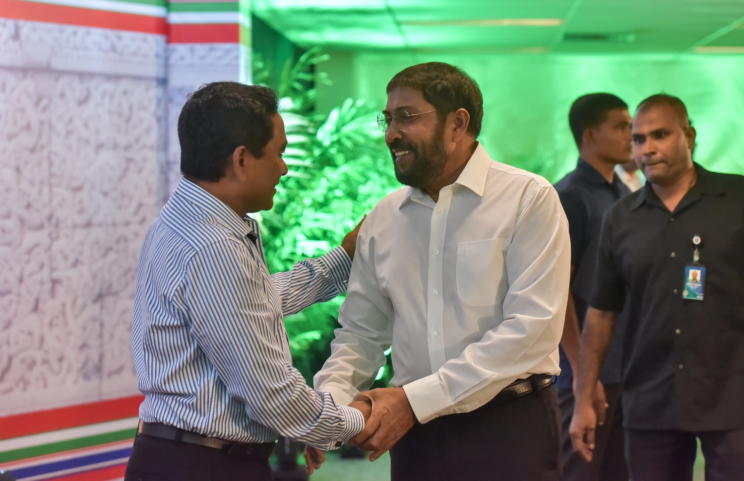 ރައީސް ޔާމީނާއި ގާސިމް ސަލާމް ކުރައްވަނީ: އުމުރުން 65 އަހަރުން މަތީގެ މީހުންނަށް ވެރިކަން ނުކުރެވޭ ގޮތަށް ގާނޫނުއަސާސީއަށް ގެނައި އިސްލާހުގެ ސަބަބުން ގާސިމަށް ވަނީ ފުރުސަތު ގެއްލިފައި ---ފޮޓޯ: ނިޝާން އަލީ