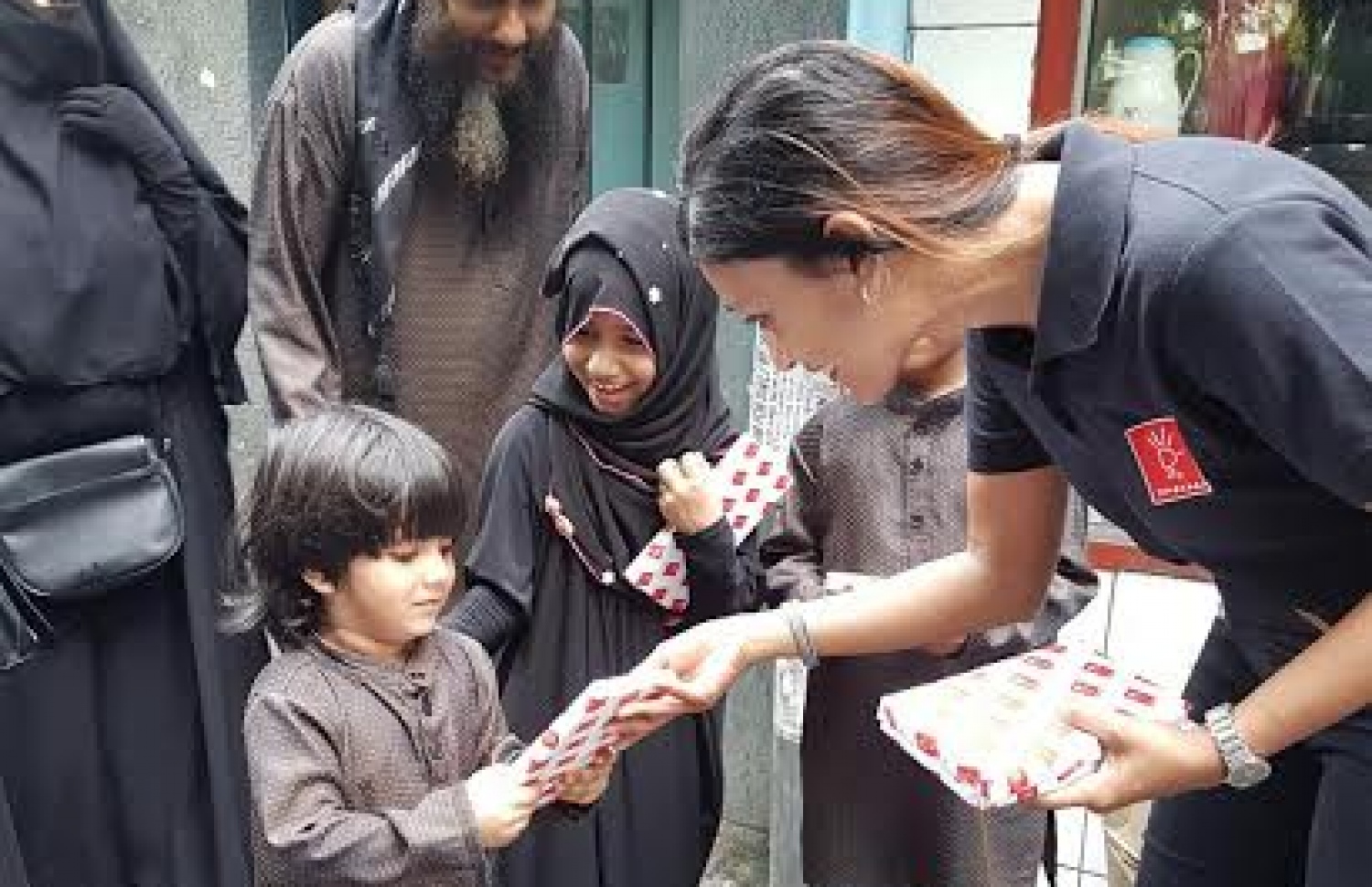 ދިރާގުން އީދު ހަދިޔާ ބަހަނީ.- ފޮޓޯ: ދިރާގު