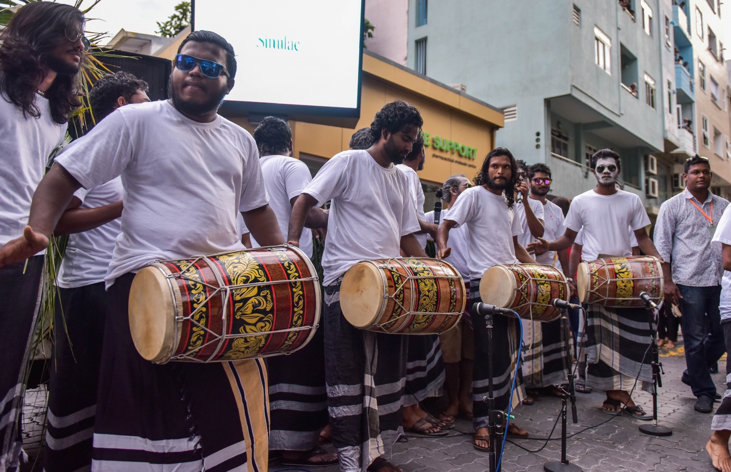 މާލެ: ޖުލައި 6، 2016: ފިތުރު އީދު ފާހަގަކުރުމަށް ޖުލައި 6، 2016 ވަނަ ދުވަހުގެ ހަވީރު ބޭއްވި ކުޑަކުދިންގެ ހިނގާލުން: މި ހިނގާލުމުގައި މާލި އަދި ބޮނޑުމަސް ފަދަ އީދުގެ ކުޅިވަރުތައް ދައްކާލި.-- ފޮޓޯ: މުހައްމަދު ޝަރުހާން/ މިހާރު