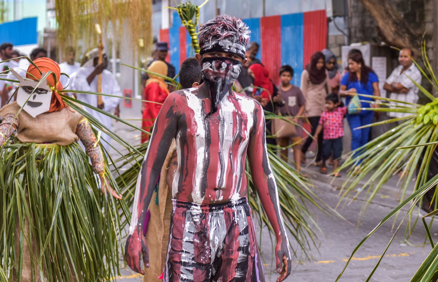 މާލެ: ޖުލައި 6، 2016: ފިތުރު އީދު ފާހަގަކުރުމަށް ޖުލައި 6، 2016 ވަނަ ދުވަހުގެ ހަވީރު ބޭއްވި ކުޑަކުދިންގެ ހިނގާލުން: މި ހިނގާލުމުގައި މާލި އަދި ބޮނޑުމަސް ފަދަ އީދުގެ ކުޅިވަރުތައް ދައްކާލި.-- ފޮޓޯ: މުހައްމަދު ޝަރުހާން/ މިހާރު