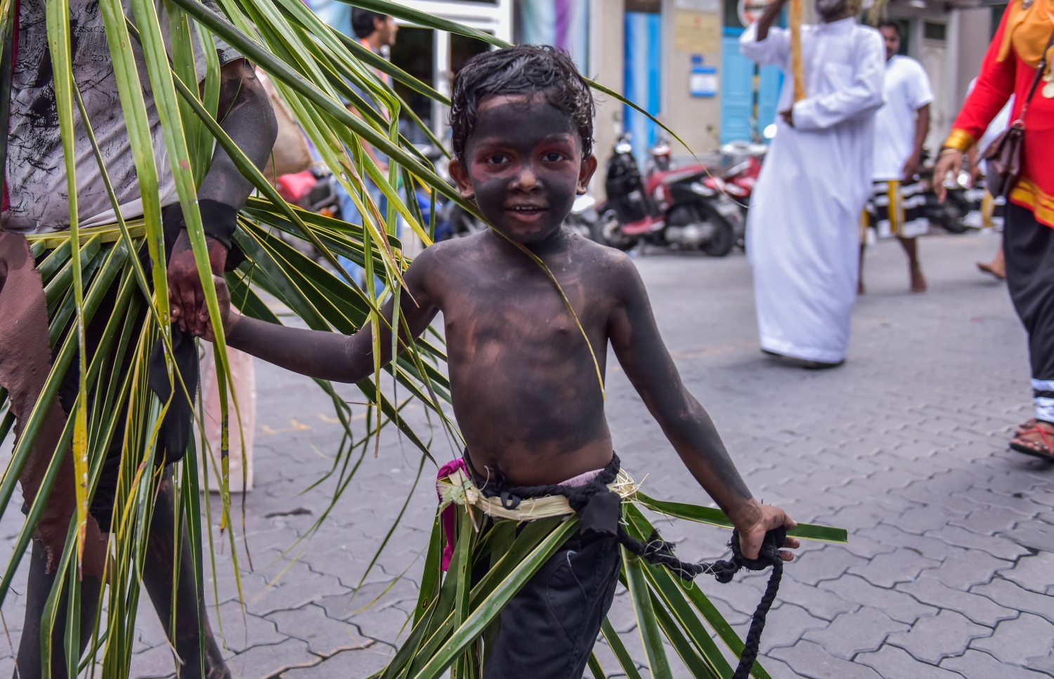 މާލެ: ޖުލައި 6، 2016: ފިތުރު އީދު ފާހަގަކުރުމަށް ޖުލައި 6، 2016 ވަނަ ދުވަހުގެ ހަވީރު ބޭއްވި ކުޑަކުދިންގެ ހިނގާލުން: މި ހިނގާލުމުގައި މާލި އަދި ބޮނޑުމަސް ފަދަ އީދުގެ ކުޅިވަރުތައް ދައްކާލި.-- ފޮޓޯ: މުހައްމަދު ޝަރުހާން/ މިހާރު