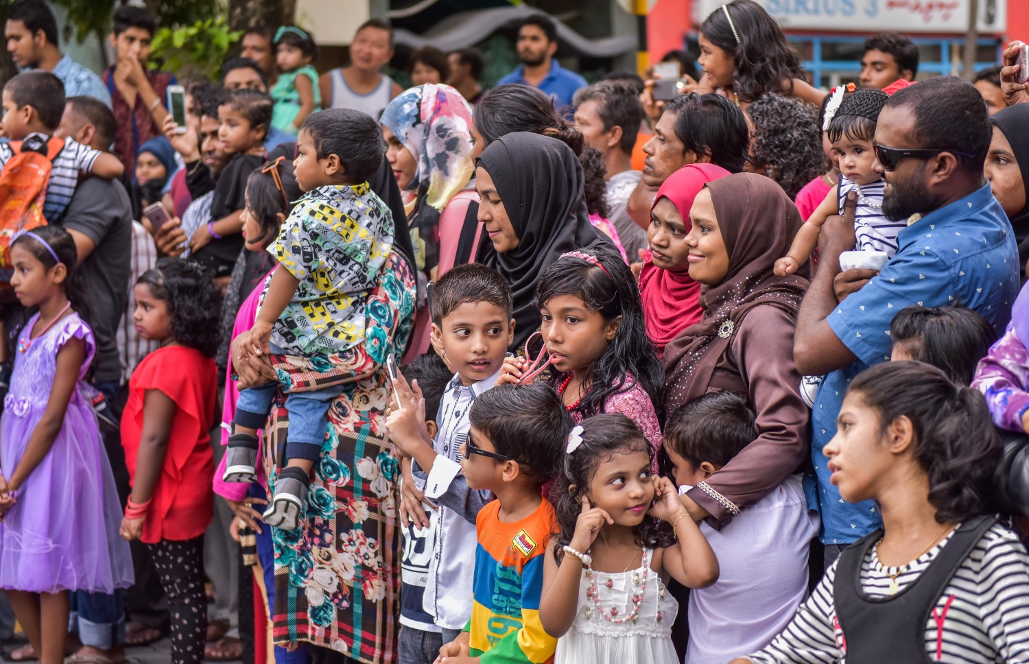 މާލެ: ޖުލައި 6، 2016: ފިތުރު އީދު ފާހަގަކުރުމަށް ޖުލައި 6، 2016 ވަނަ ދުވަހުގެ ހަވީރު ބޭއްވި ކުޑަކުދިންގެ ހިނގާލުން: މި ހިނގާލުމުގައި މާލި އަދި ބޮނޑުމަސް ފަދަ އީދުގެ ކުޅިވަރުތައް ދައްކާލި.-- ފޮޓޯ: މުހައްމަދު ޝަރުހާން/ މިހާރު