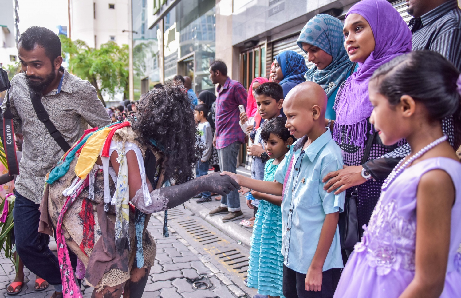 މާލެ: ޖުލައި 6، 2016: ފިތުރު އީދު ފާހަގަކުރުމަށް ޖުލައި 6، 2016 ވަނަ ދުވަހުގެ ހަވީރު ބޭއްވި ކުޑަކުދިންގެ ހިނގާލުން: މި ހިނގާލުމުގައި މާލި އަދި ބޮނޑުމަސް ފަދަ އީދުގެ ކުޅިވަރުތައް ދައްކާލި.-- ފޮޓޯ: މުހައްމަދު ޝަރުހާން/ މިހާރު