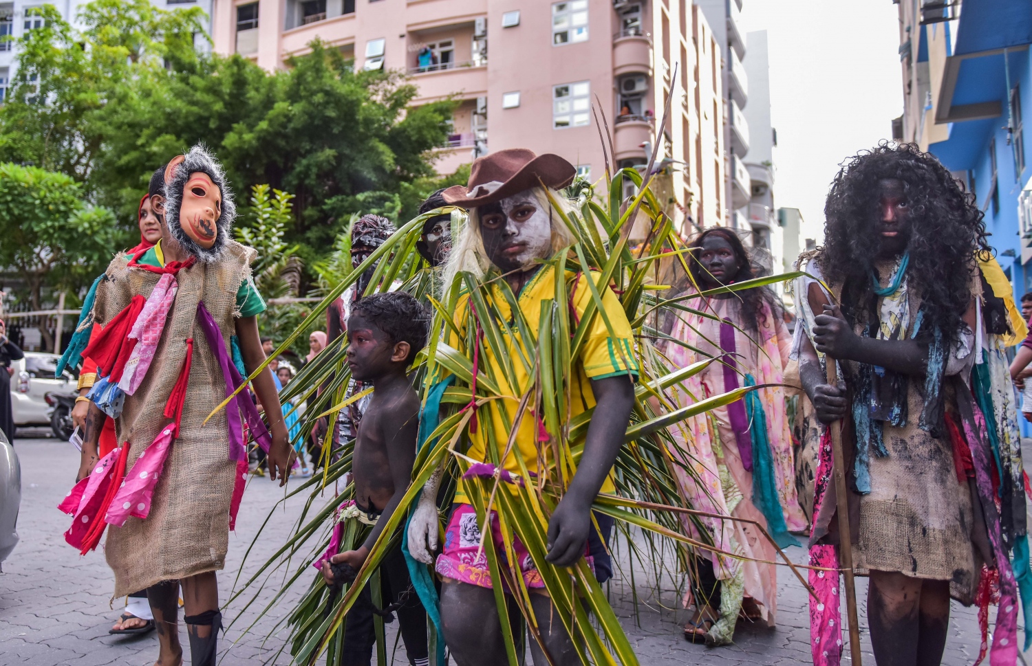 މާލެ: ޖުލައި 6، 2016: ފިތުރު އީދު ފާހަގަކުރުމަށް ޖުލައި 6، 2016 ވަނަ ދުވަހުގެ ހަވީރު ބޭއްވި ކުޑަކުދިންގެ ހިނގާލުން: މި ހިނގާލުމުގައި މާލި އަދި ބޮނޑުމަސް ފަދަ އީދުގެ ކުޅިވަރުތައް ދައްކާލި.-- ފޮޓޯ: މުހައްމަދު ޝަރުހާން/ މިހާރު