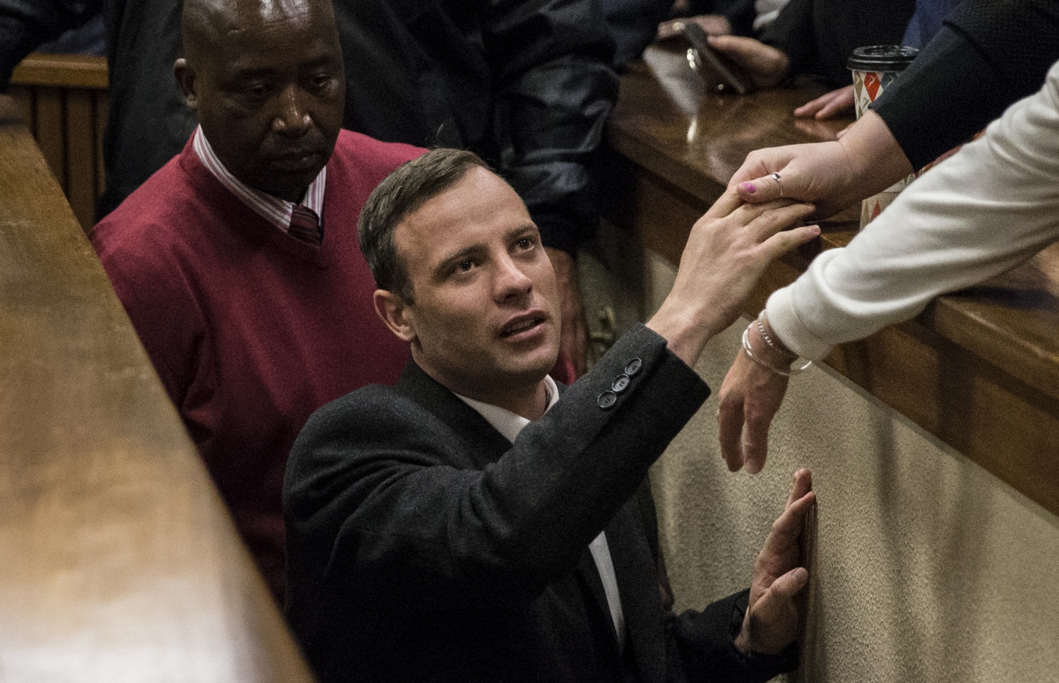 ޕިސްޓޯރިއަސް ކޯޓުން ނުކުންނަމުން އާއިލާގެ މީހުންނާ ސަލާމް ކުރަނީ. --ފޮޓޯ:އޭއެފްޕީ