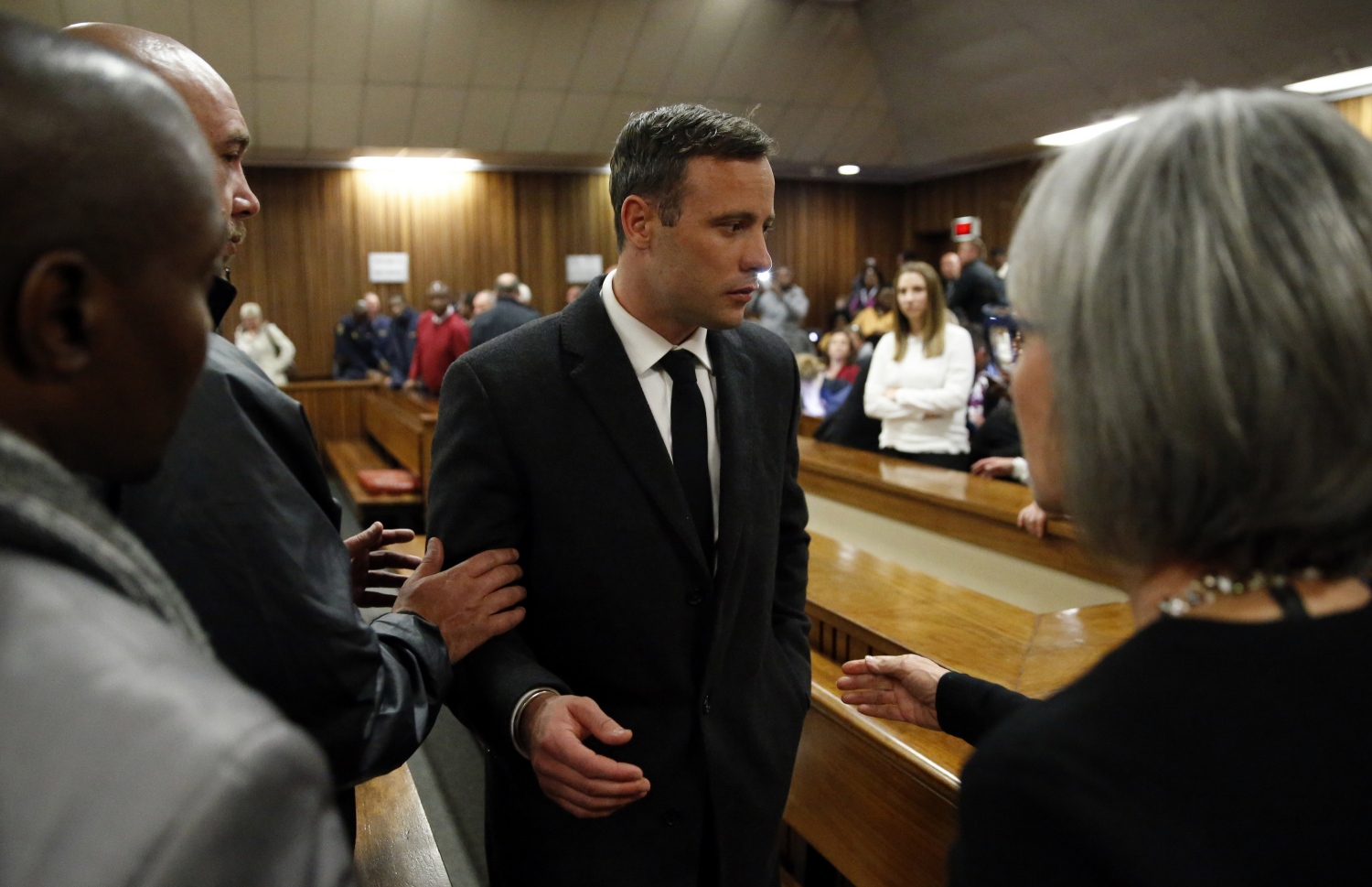 ޕިސްޓޯރިއަސް ކޯޓުން ނުކުންނަމުން އާއިލާގެ މީހުންނާ ވާހަކަ ދައްކަނީ. --ފޮޓޯ:އޭއެފްޕީ