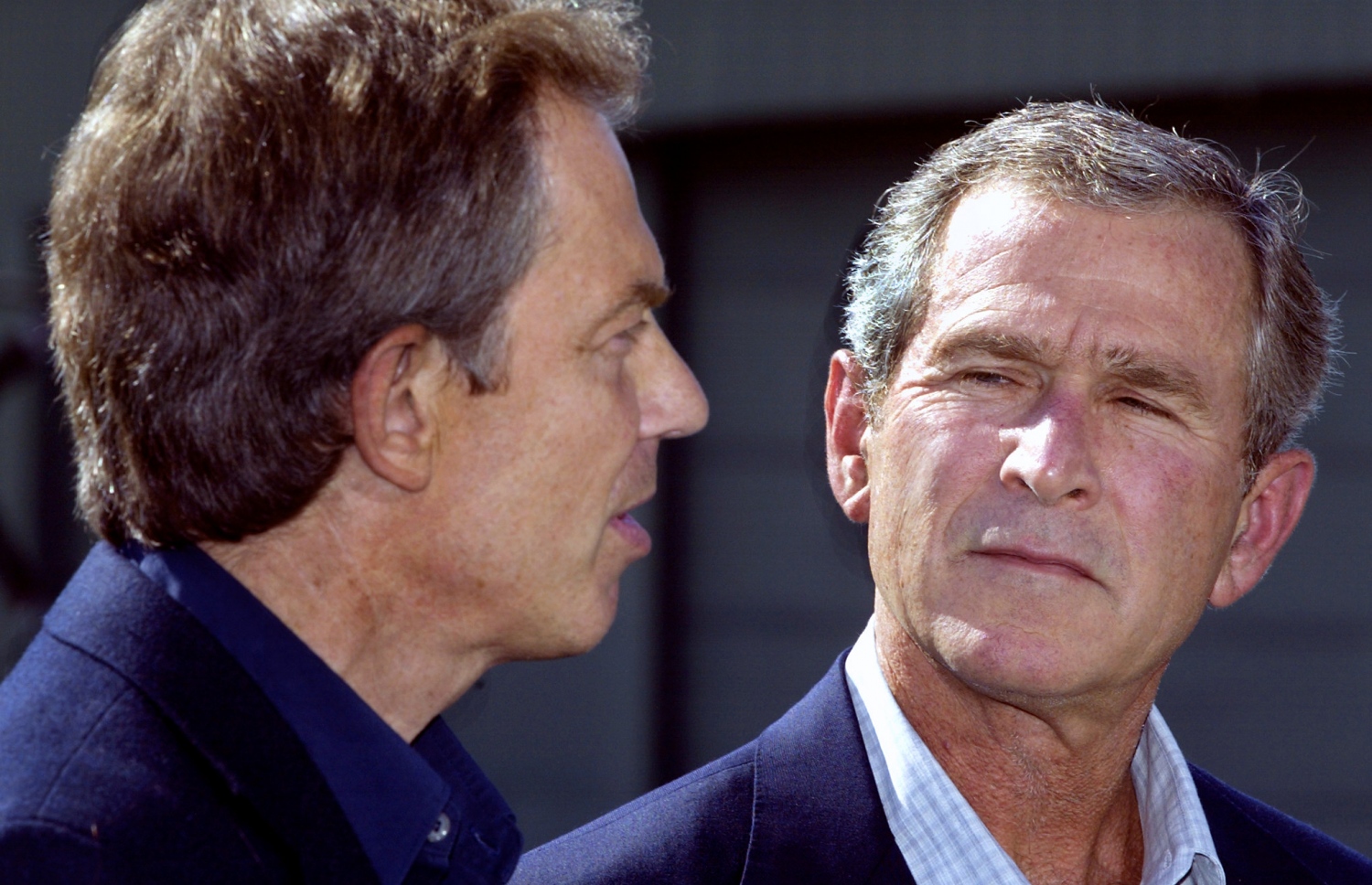 އެމެރިކާގެ ކުރީގެ ރައީސް ބުޝް (ކ) އާއި އނގިރޭސި ކުރީގެ ބޮޑު ވަޒީރު ބްލެެއާ. --ފޮޓޯ:އޭއެފްޕީ