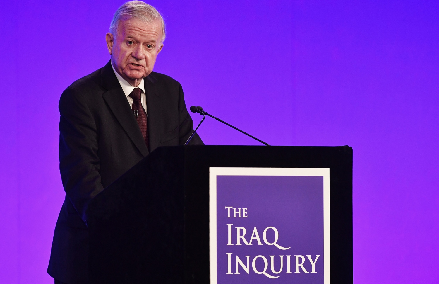 އިރާގު ހަނގުރާމައާ ގުޅޭ ރިޕޯޓް ކޮމިޝަނުގެ ޗެއާމަން ޗިލްކޮޓް ނެރެދެއްވަނީ. --ފޮޓޯ:އޭއެފްޕީ